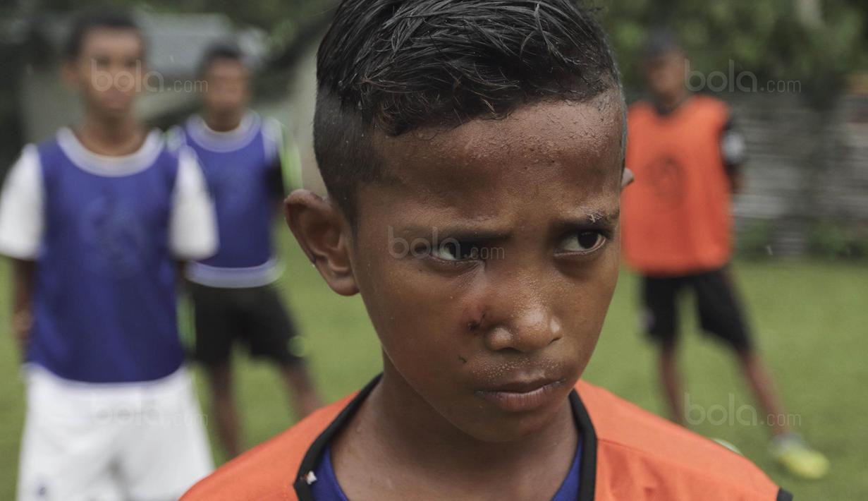 Pesepak bola SSB Tulehu Putra, Saleh Al'Ayubi Pary (13 tahun), menjadi pemain termuda yang terpilih untuk mengikuti pelatihan di Jakarta. (Bola.com/Peksi Cahyo)