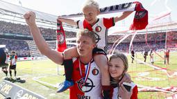 Dirk Kuyt bersama anak-anaknya merayakan kemenangan pada laga Eredivisie di Kuip stadium, Rotterdam, (14/5/2017).  Feyenoord menang 3-1. (EPA/Robin Van Lonkhuijsen)