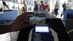 Penumpang menempelkan kartu OK OTrip di Terminal Kampung Melayu, Jakarta, Rabu (17/1). Pemprov DKI Jakarta mulai menguji coba program OK OTrip dengan rute dari Kampung Melayu - Duren Sawit dan Semper - Rorotan. (Liputan6.com/Arya Manggala)
