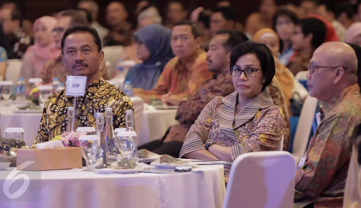Dirut PT.Jasa Raharja, Budi Setyarso( kiri) dengan Menteri Keuangan Sri Mulyani menghadiri sosialisasi kenaikan santunan korban kecelakaan penumpang umum dan korban kecelakaan lalu lintas Jasa Raharja, Jakarta, Jumat (12/5). (Liputan6.com/Faizal Fanani)