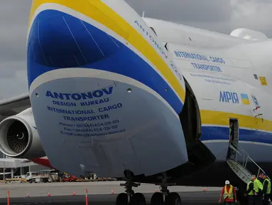 Bagian depan pesawat terangkat saat mendarat bandara Perth, Australia, (15/5). Pesawat buatan Antonov An- 225 Mriya dari Ukraina ini merupakan pesawat terbesar di dunia. (Greg Wood / AFP)