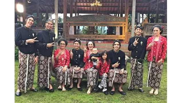 6 Gaya Trendi Joyce Theresia, Ibunda Ahmad Dhani yang Keturunan Jerman
