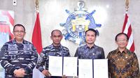 Penandatanganan PKS antara TNI AL yang diwakili Kadisfaslanal, Laksamana Pertama TNI Yusep Wildan (kedua dari kiri) dengan PLN yang diwakili GM PLN UID Jawa Timur, Ahmad Mustaqir (kedua dari kanan) disaksikan Direktur Retail dan Niaga PLN, Adi Priyanto (kanan) dan Asisten Logistik Kepala Staf Angkatan Laut, Laksamana Muda TNI Eko Sunarjanto (kiri) terkait layanan khusus jaringan listrik di Koarmada II pada Rabu (17/9) di Mabes TNI AL Cilangkap, Jakarta Timur.