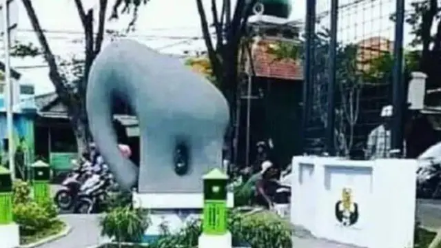 7 Potret Nyeleneh Patung Gajah Ini Bikin Bingung