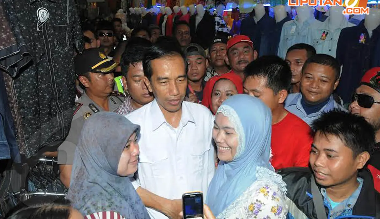 Kedatangan pria yang masih menjabat sebagai Gubernur DKI itu pun praktis menyedot perhatian warga (Liputan6.com/Herman Zakharia)