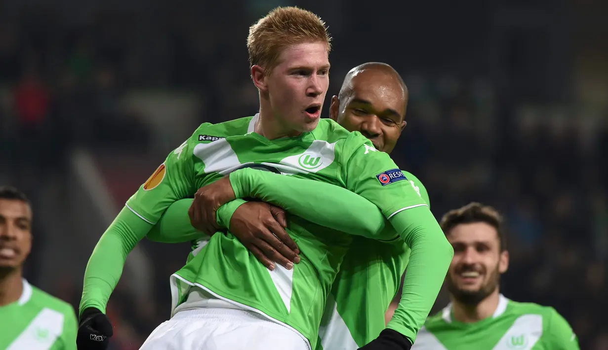 Gelandang Wolfsburg, Kevin de Bruyne merayakan selebrasi bersama Naldo usai mencetak gol di leg pertama 16 besar Liga Europa di Stadion Volkswagen Arena, Jumat (13/3/2015). Wolfsburg menang 3-1 atas Inter Milan. (Reuters/Fabian Bimmer)