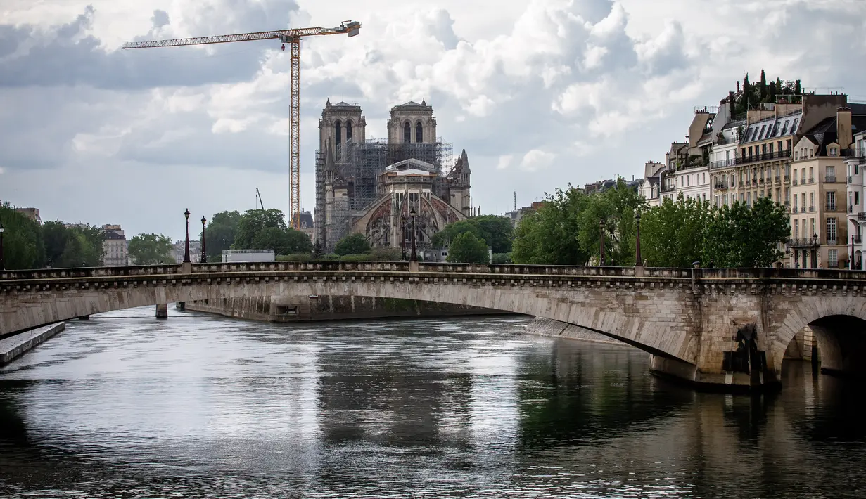 Kondisi Katedral Notre-Dame yang tengah dipugar di Paris, Prancis, Senin (27/4/2020). Renovasi Katedral Notre-Dame dilanjutkan kembali setelah sempat dihentikan sejak 17 Maret lalu akibat epidemi COVID-19. (Xinhua/Aurelien Morissard)