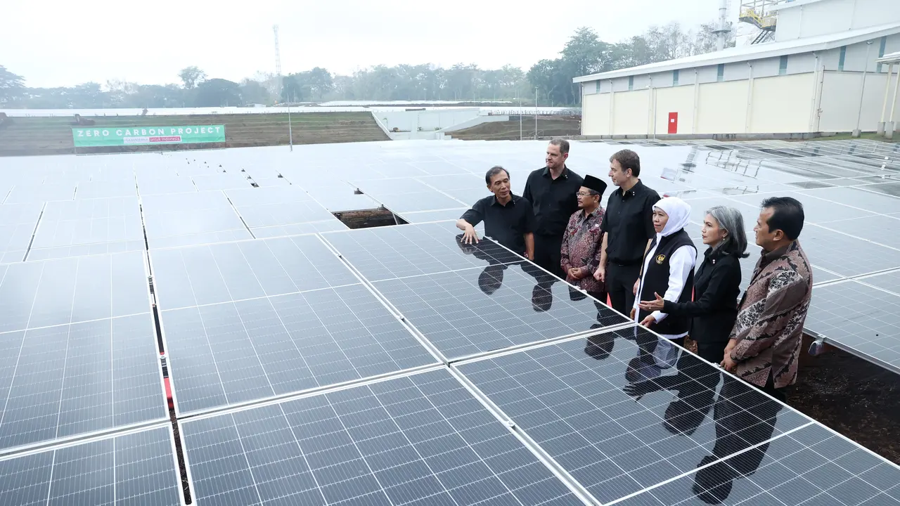 Gubernur Jawa Timur Khofifah Indar Parawansa meresmikan 10.550 panel surya milik PT HM Sampoerna Tbk. di Pasuruan, Jawa Timur, Jumat (1/12/2023) (Istimewa)
