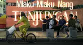 Sejumlah pengunjung sedang duduk santai di trotoar Jalan Tunjungan, Genteng, Surabaya, Selasa (14/11/2023). (Bola.com/Bagaskara Lazuardi)
