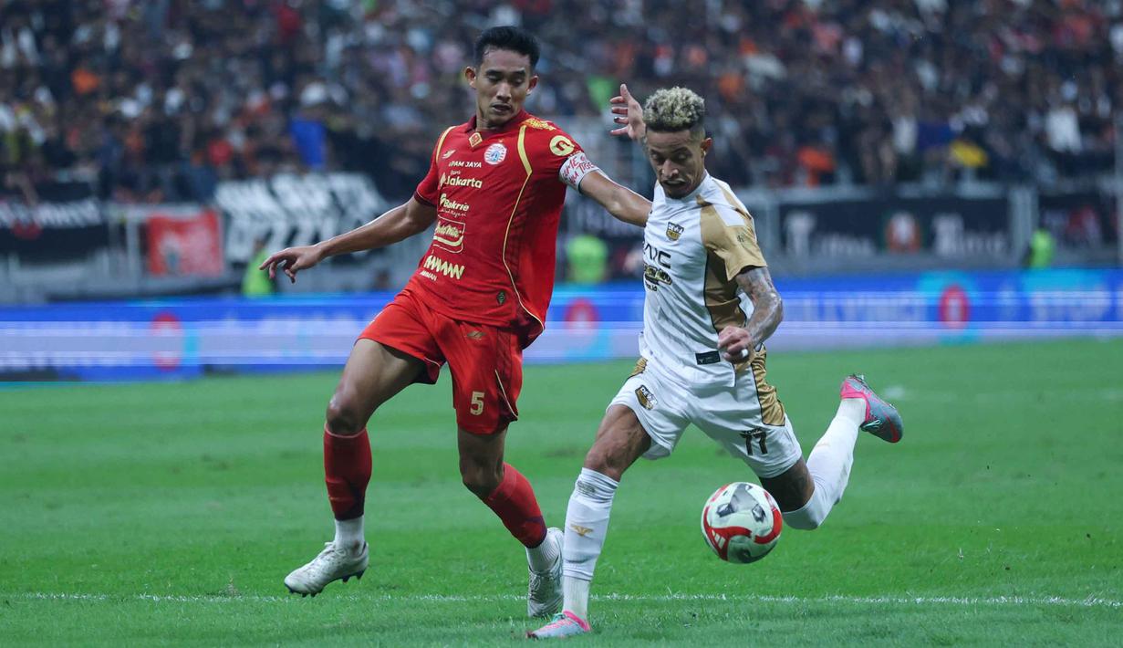 Bek tengah Persija, Rizky Ridho Ramadhani (kiri) berusaha menahan laju penyerang kiri Dewa United Banten FC, Noah Wail Sadaoui saat pertandingan lanjutan BRI Super League 2025/2026 di Jakarta International Stadium (JIS), Minggu (15/3/2026) malam WIB. Menjamu Dewa United Banten FC, Persija gagal memanfaatkan situasi dan mempertahankan keunggulan. (Bola.com/M Iqbal Ichsan)