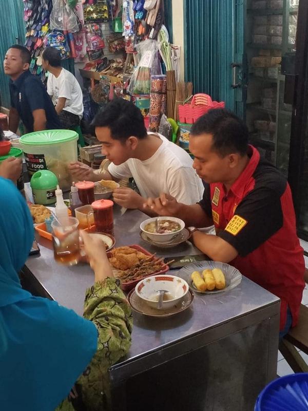Gibran Rakabuming Raka sarapan soto di Pasar Gading, Solo. (dok. Instagram @gibran_rakabuming/https://www.instagram.com/p/B53639SBKqf/)