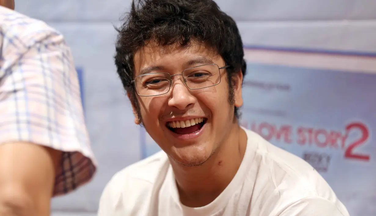 "Waktu dikasih tahu bakal dibuat, gue coba minta dijelaskan. Karakternya sih sama, cuma di sini dituntut lebih dewasa," ungkap Dimas Anggara, di  Gramedia World Karawang, Senin (30/1/2017). (Nurwahyunan/Bintang.com)