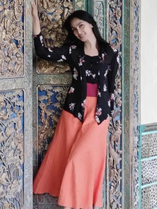 Kebaya kutu baru warna hitam dengan motif bunga bisa seperti Maudy Koesnaedi ini bisa dipadukan dengan rok. [Instagram/@maudykoesnaedi]