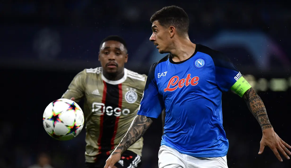 Giovanni Di Lorenzo mampu menjadi bek kanan yang selalu tampil apik bersama Napoli. Pria 29 tahun itu bergabung dengan skuad Partenopei sejak didatangkan dari Empoli pada tahun 2019 dengan biaya 9 juta euro. Sejauh ini, ia telah membuat 11 penampilan dengan menorehkan 2 assist di Liga Italia. (AFP/Filippo Monteforte)