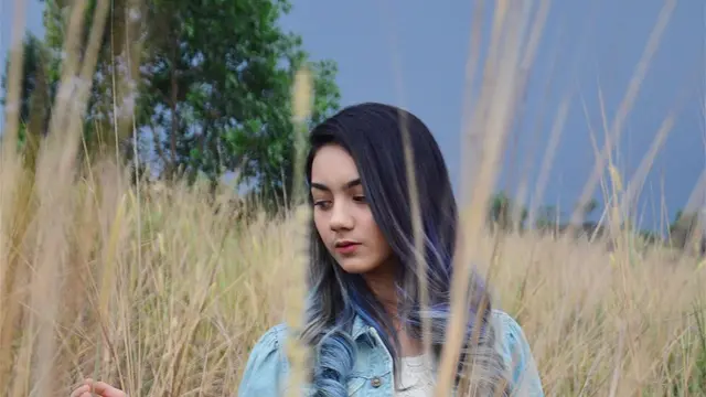 [Bintang] Sibuk Syuting Sinetron, Contek 5 Gaya Kasual Ersya Aurelia