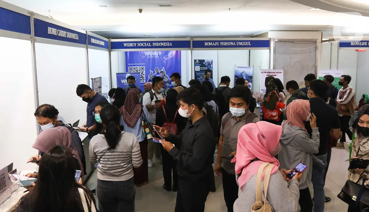 Pencari kerja mengamati puluhan stan perusahaan di Jakarta Job Fair 2022 di Plaza Semanggi, Jakarta, Rabu (26/10/2022). Bursa lowongan kerja yang diikuti 40 perusahaan dengan 6822 lowongan pekerjaan ini dipenuhi pencari kerja dari berbagai wilayah Jabodetabek dan sekitarnya. (Liputan6.com/Herman Zakharia)