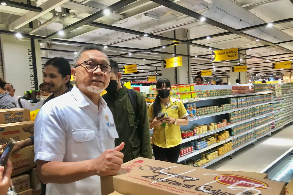 Menteri Perdagangan (Mendag) Zulkifli Hasan melakukan kunjungan ke Ritel modern untuk meninjau pasokan beras ke Transmart Kota Kasablanka, Senin (19/2/2024).