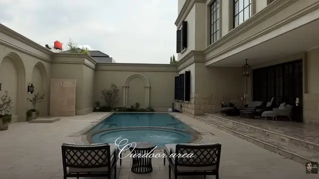 Model Kolam Renang di Rumah Tasya Farasya