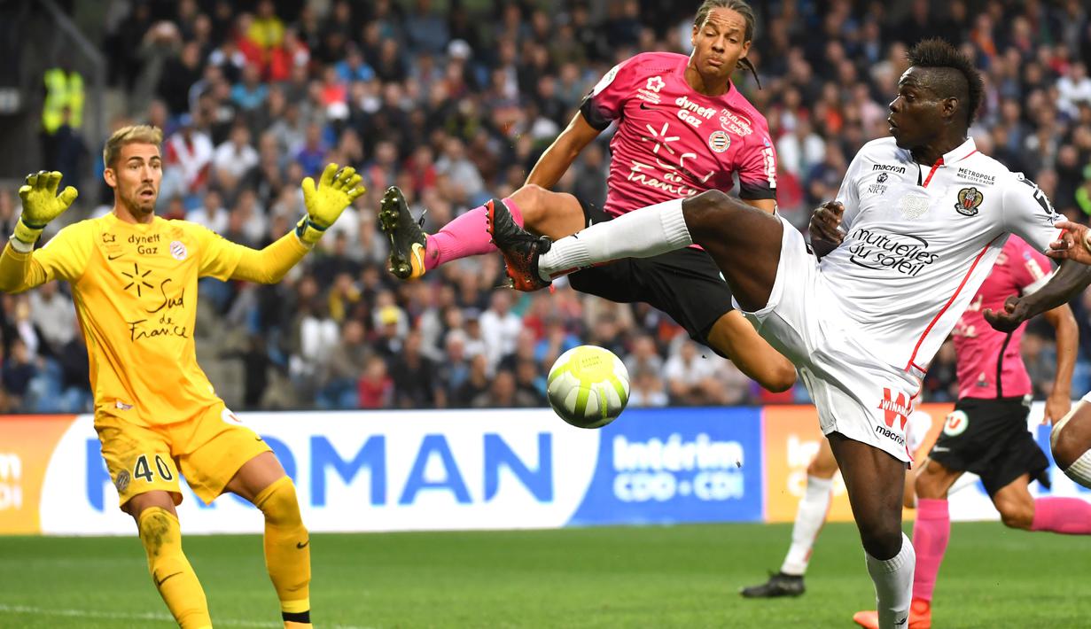 Penyerang Nice, Mario Balotelli (kanan) telah mengoleksi lima gol hingga pekan ke-9 Ligue 1 Prancis. Balotelli  pun bertengger pada peringkat keenam klsemen sementara top scorer. (AFP/Pascal Guyot)