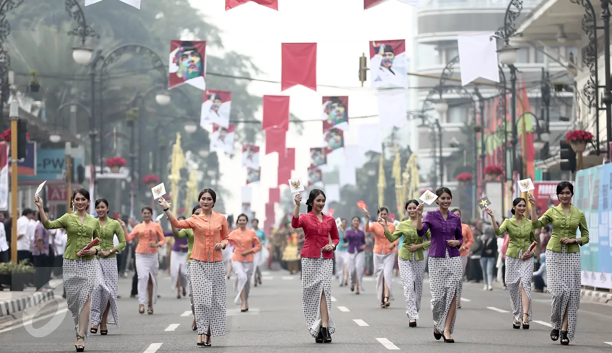 Sejumlah wanita mengenakan kebaya saat parade seni budaya menuju Gedung Merdeka, Bandung, Jawa Barat, Rabu (1/6/2016).Parade ini juga dihadiri oleh Walikota Bandung, Ridwan Kamil. (Liputan6.com/Faizal Fanani)