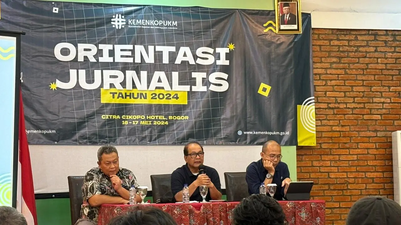 Staf Ahli Hubungan Antar Lembaga, Kementerian Koperasi dan UKM, Riza Damanik  saat ditemui di Bogor, Jawa Barat, Jumat (17/5/2024). (Tira/Liputan6.com)