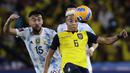 Penyerang Argentina Nicolas Gonzalez berebut bola dengan bek Ekuador Byron Castillo pada laga kualifikasi Piala Dunia 2022 zona CONMEBOL di Estadio Monumental Banco Pichincha, Rabu (30/3/2022). Timnas Argentina berhasil unggul 1-0 atas Ekuador. (FRANKLIN JACOME / POOL / AFP)