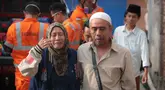 Seorang perempuan menangis ketika upaya penyelamatan sedang berlangsung setelah sebuah bangunan musala yang sedang dibangun runtuh di sebuah kompleks pesantren di Sidoarjo, Jawa Timur, Selasa 30 September 2025. (AP Photo/Trisnadi)