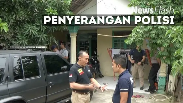 Selain menggeledah rumah, petugas membawa keluarga penyerang tiga polisi di Pospol Lantas, di Kota Tangerang ke Polda Metro Jaya.