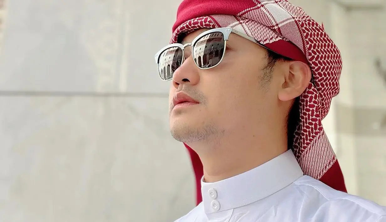 6 Potret Angga Wijaya Umrah Usai Cerai Dari Dewi Perssik, Unggah Foto Bareng Kekasih (Sumber: Instagram/anggawijaya88)