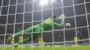 Kiper Borussia Dortmund, Roman Buerki, menghalau tendangan penalti striker Inter Milan, Lautaro Martinez, pada laga Liga Champions 2019 di Stadion Giuseppe Meazza, Rabu (23/10). Inter Milan menang 2-0 atas Borussia Dortmund. (AP/Luca Bruno)