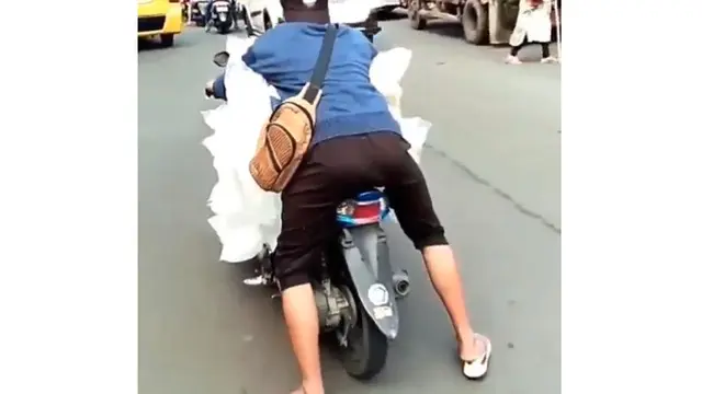 6 Potret Orang Bawa Es Batu Pakai Motor, Berpacu dengan Waktu