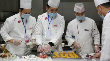 Para chef menyiapkan hidangan dalam sebuah kompetisi memasak di Wilayah Yinan di Kota Linyi, Provinsi Shandong, China timur (12/12/2020). (Xinhua/Wang Yanbing)