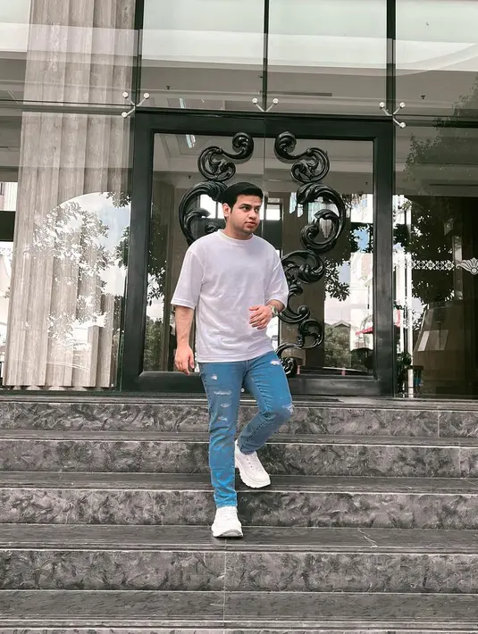 <p>"Memang keluarga gue memang ada terlilit utang dan kakak gue masih kuliah, adek gue masih magang. Dan gue memang sudah punya penghasilan dari YouTube Samsolese," ujar Fadil Jaidi, dilansir dari channel YouTube Tasya Farasya. [Instagram/fadiljaidi]</p>