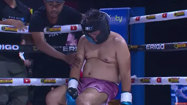 Menang, Ini 6 Potret Pertandingan Tinju Azka Corbuzier Melawan Vicky Prasetyo