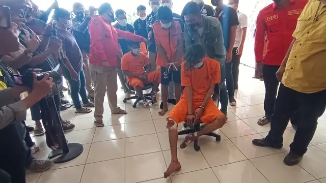 Tiga Pelaku Pembacokan Di Pasar Induk Rau Kota Serang, Terpaksa Di Tembak Kakinya Karena Berusaha Melawan Dan Kabur. (Rabu, 24/03/2021). (Liputan6.com/Yandhi Deslatama).