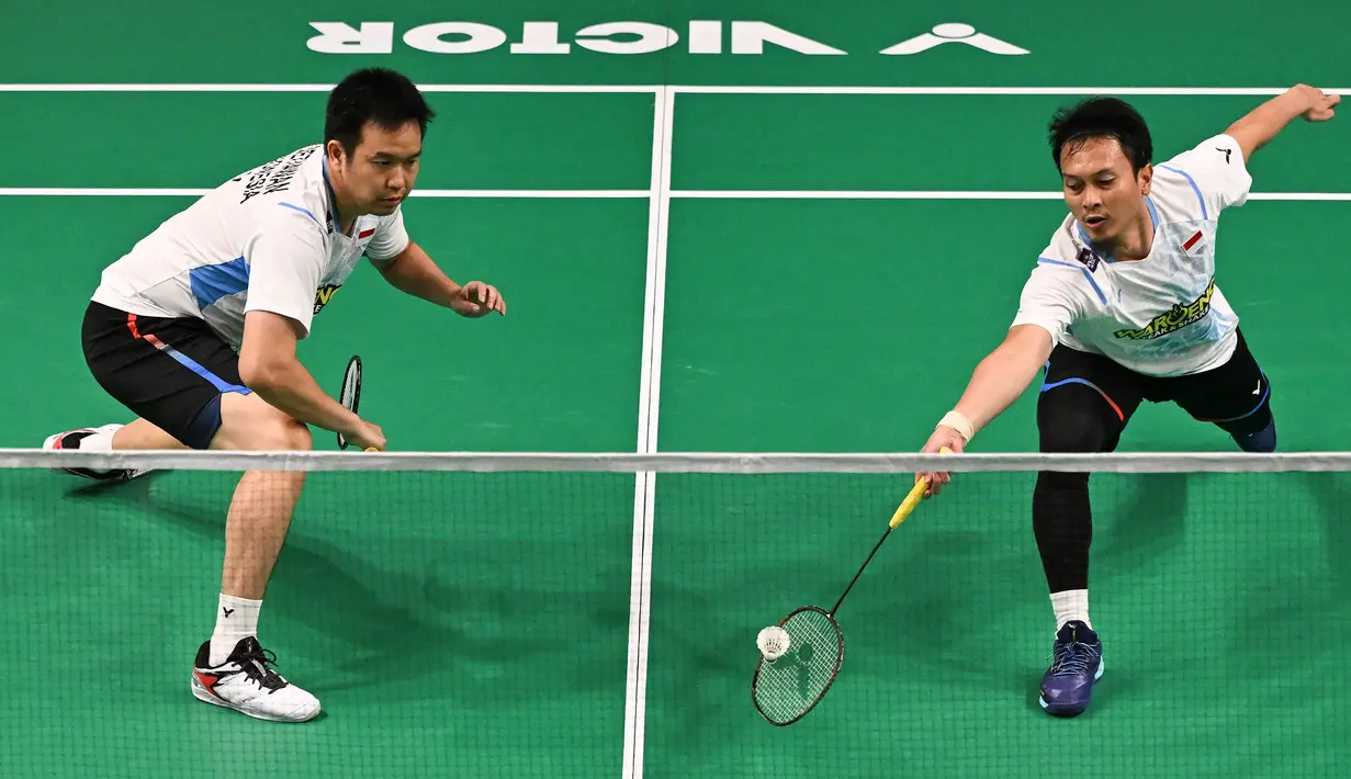 Sempat mengalami kesulitan di awal pertandingan, Mohammad Ahsan/Hendra Setiawan berhasil bangkit dan mengejar ketertinggalan. (Saeed KHAN/AFP)
