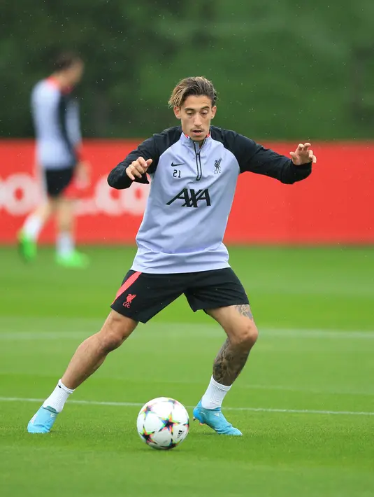 Bek Liverpool Kostas Tsimkas mengambil bagian dalam sesi latihan di AXA Training Center di Kirkby, utara Liverpool di barat laut Inggris pada 12 September 2022.  Liverpool akan menjamu Ajax Amsterdam pada matchday 2 Grup A Liga Champions 2022/2023 di Anfield, Rabu 14 September 2022 dinihari WIB. (Photo by Lindsey Parnaby / AFP)