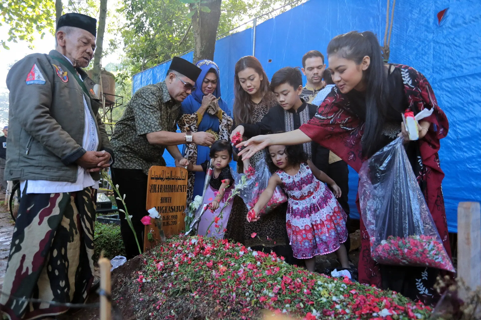 Keluarga Nyekar ke Makam Julia Perez (Adrian Putra/bintang.com)