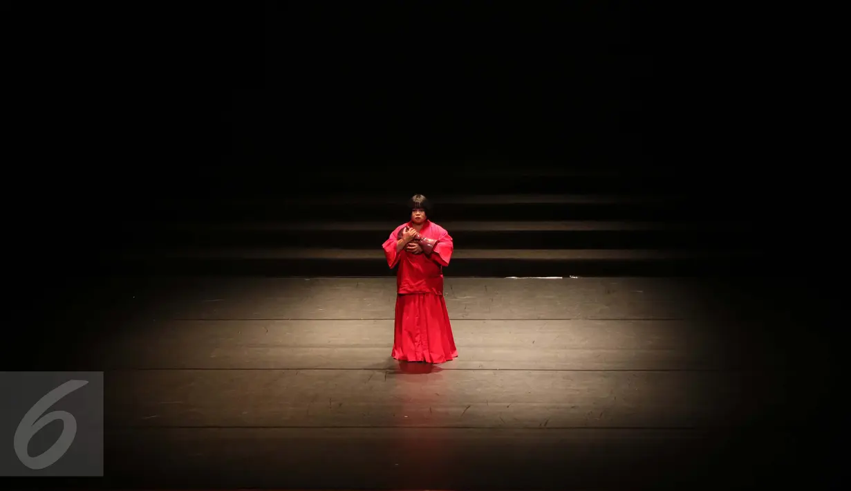 Seniman asal Solo, Melati Suryodarmo menampilkan pentas berjudul Tomorrow as Purposed di Taman Ismail Marzuki, Jakarta, Selasa (1/11). Penampilannya ini menjadi pentas pembuka helatan Indonesian Dance Festival (IDF) 2016. (Liputan6.com/Gempur M Surya)