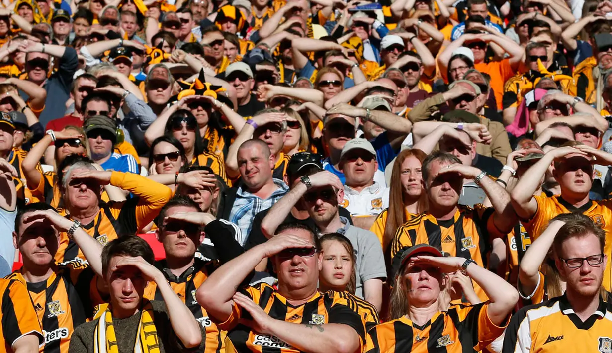 Meski di bawah terik matahari, penggemar fanatik Hull City tetap setia menonton laga semifinal Piala FA melawan Sheffield United di Stadion Wembley, London (13/4/2014). (REUTERS/Stefan Wermuth)