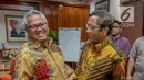 Mantan Ketua Mahkamah Konstitusi (MK) Mahfud MD dan Ketua Komisi Pemilihan Umum (KPU) Arief Budiman usai melakukan pertemuan di Gedung KPU, Imam Bonjol, Jakarta, Rabu (24/4). (Liputan6.com/Faizal Fanani)