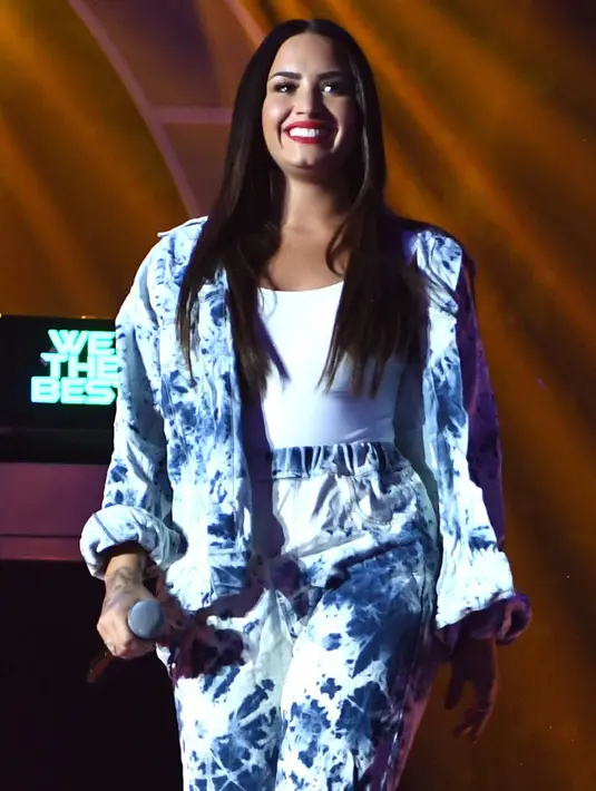 Denim Diva! Demi Lovato cantik banget saat tampil di iHeart Rdio Music Festival 2017. (Denise Truscello/Getty Images for iHeartMedia)