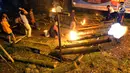 Anak-anak bermain meriam bambu atau bledugan saat merayakan malam takbiran di kawasan Cijeruk, Bogor, Jawa Barat, Selasa (4/6/2019). Tradisi yang dilakukan setiap malam Idul Fitri ini tetap dipertahankan oleh warga setempat. (merdeka.com/Arie Basuki)