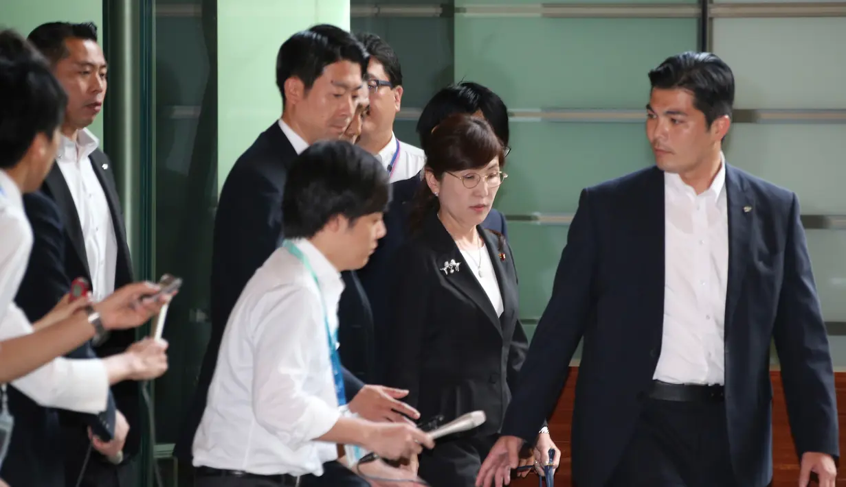Menteri Pertahanan Jepang Tomomi Inada tiba di kediaman resmi Perdana Menteri Shinzo Abe di Tokyo, Jumat, (28/7). Inada sendiri selama ini disebut sebagai orang kepercayaan PM Abe. (AP Photo/Eugene Hoshiko)