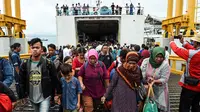 Para pengungsi turun dari kapal ferry usai dievakuasi dari Pulau Sebesi, di Pelabuhan Bakauheni, Lampung, Rabu (26/12). Ribuan pengungsi tsunami dari Pula Sebesi terpaksa dievakuasi menggunakan kapal ferry. (AFP Photo/Mohd Rasfan)