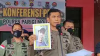Kapolda Sulteng, Irjen Pol Rudy Sufahriadi menunjukkan foto Ahmad Panjang, salah satu buronan Satgas Madago Raya yang dilumpuhkan Satgas Madago Raya, Selasa (4/1/2022). (Foto: Humas Polda Sulteng).