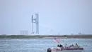 Orang-orang menunggu di atas kapal untuk menyaksikan peluncuran roket SpaceX Starship dari South Padre Island, Texas pada 17 April 2023. (AFP/Patrick T. Fallon)