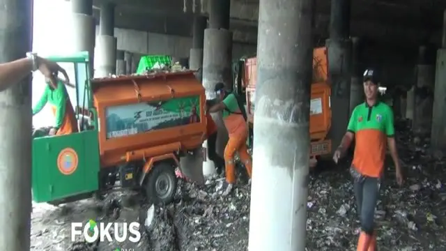 Hingga Selasa siang, sedikitnya 180 meter kubik sampah sudah diangkut dari kawasan ini. Petugas menargetkan pembersihan di kolong Tol Wiyoto Wiyono selama satu minggu.
