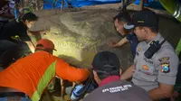 Tiga penggali lubang diduga menyimpan harta karun Bung Karno meninggal. Yang menyuruh mereka sehat wal afiat. (Liputan6.com/Dian Kurniawan)