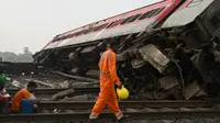 Juru bicara kereta api India Amitabh Sharma menjelaskan kecelakaan bermula setelah satu kereta penumpang bertabrakan dengan gerbong kereta lain yang sedang tergelincir. (Photo by Dibyangshu Sarkar/AFP)